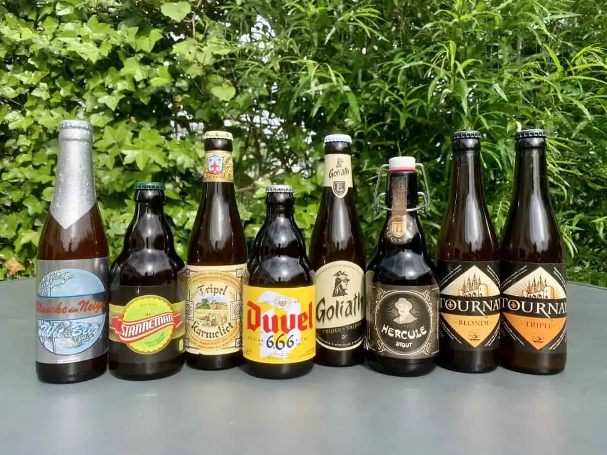 Collection de bouteilles de bière, dont une bière triple Goliath et une bière triple Tournay.