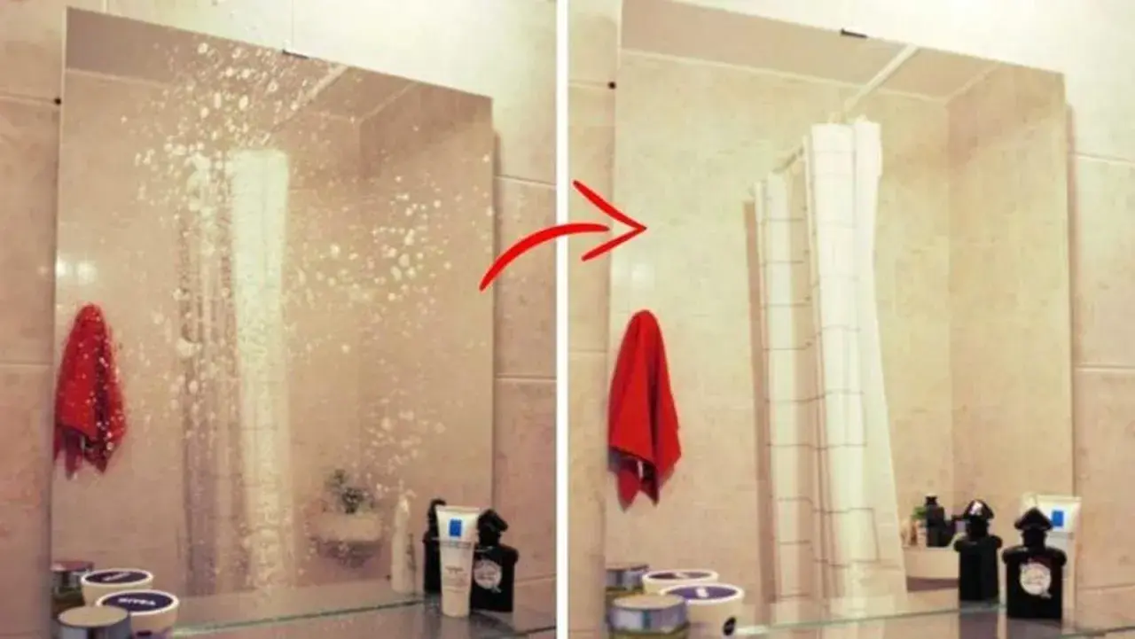 Un miroir de salle de bain, d'abord couvert de mousse, puis propre. Une serviette rouge est accrochée.