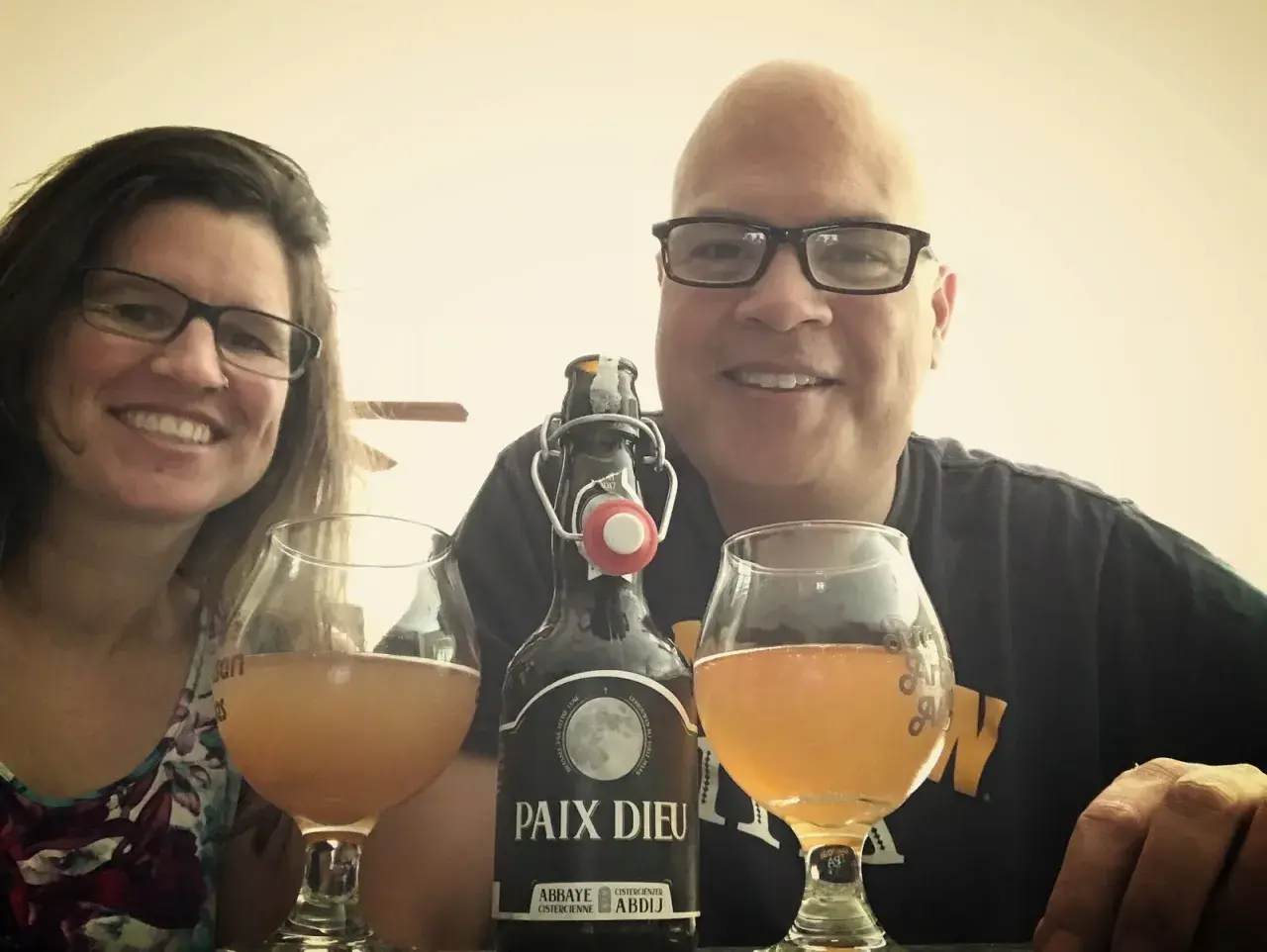 Un couple savoure une bière Paix Dieu. La pression et le degré d'alcool sont parfaits pour ce moment de paix.
