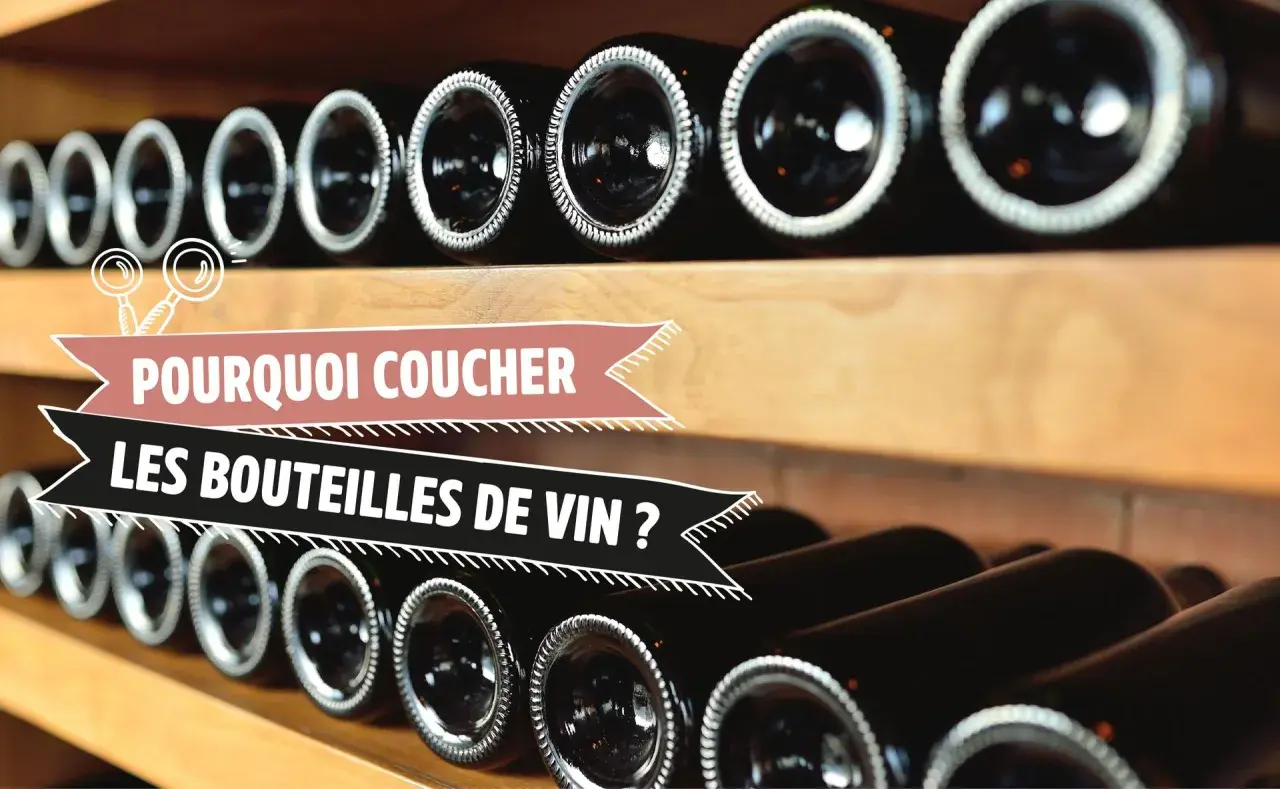 Bouteilles de vin rangées sur des étagères en bois, avec un texte superposé.