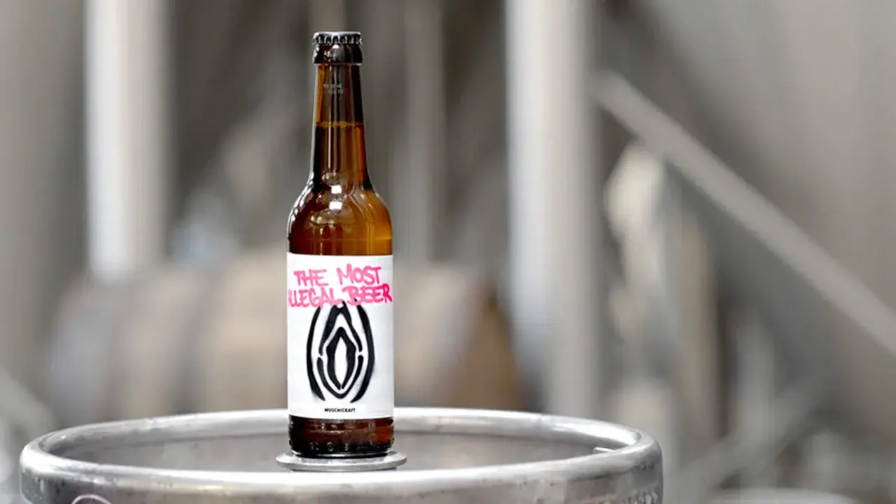 Bouteille de nom de bière "The Most Illegal Beer" avec une étiquette audacieuse et un symbole graphique.