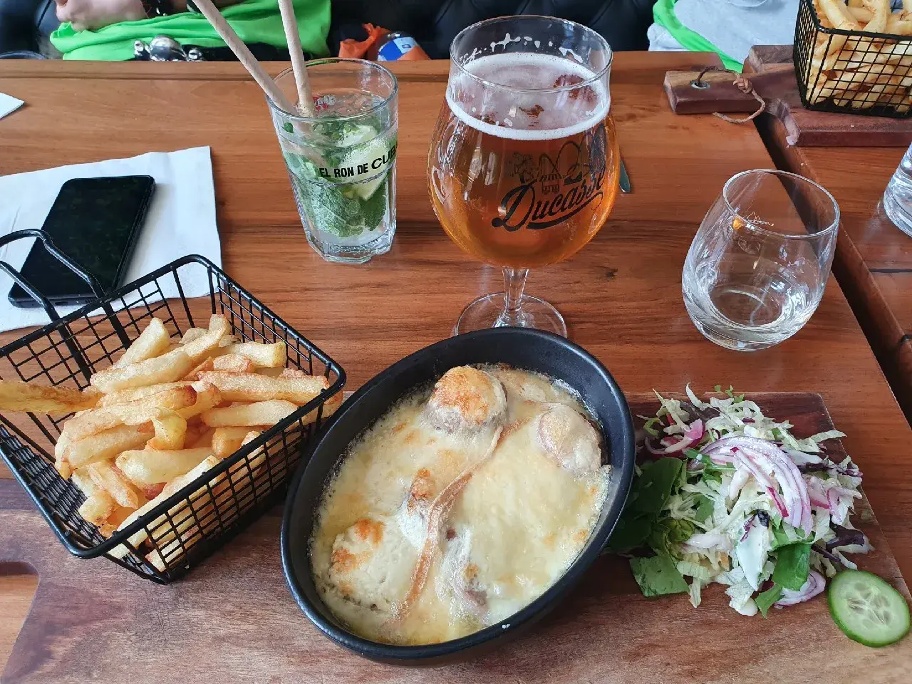 Verre de bière Ducasse, frites croustillantes et gratin savoureux. Parfait pour une soirée entre amis, avec quelques degrés d'alcool pour accompagner.