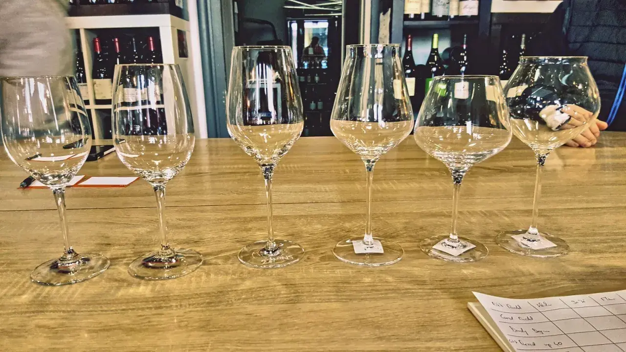 Six verres à pied, prêts pour une dégustation. La contenance d'un verre ballon est idéale pour apprécier les arômes.