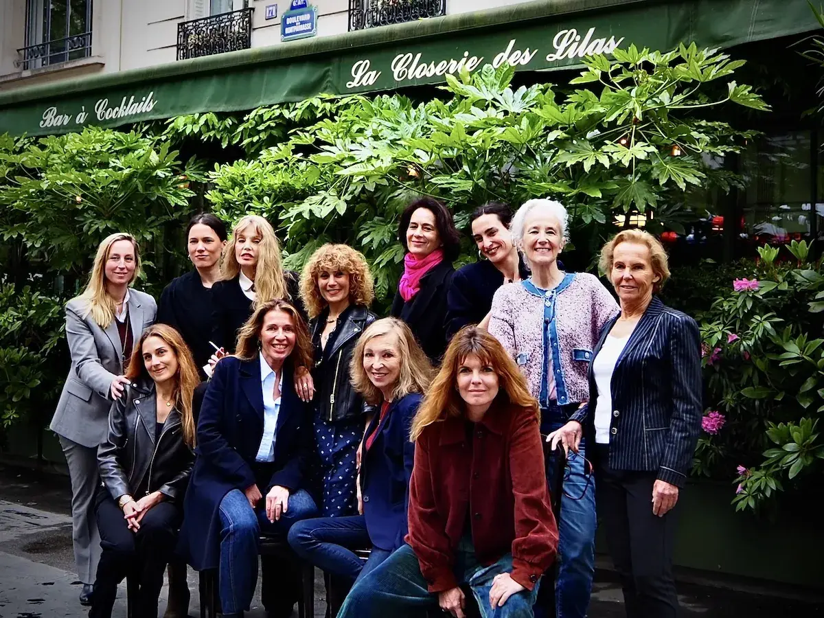 Dix femmes posent devant "La Closerie des Lilas", un bar à cocktails parisien. L'une d'elles pourrait s'appeler "nom de cocktail féminin".