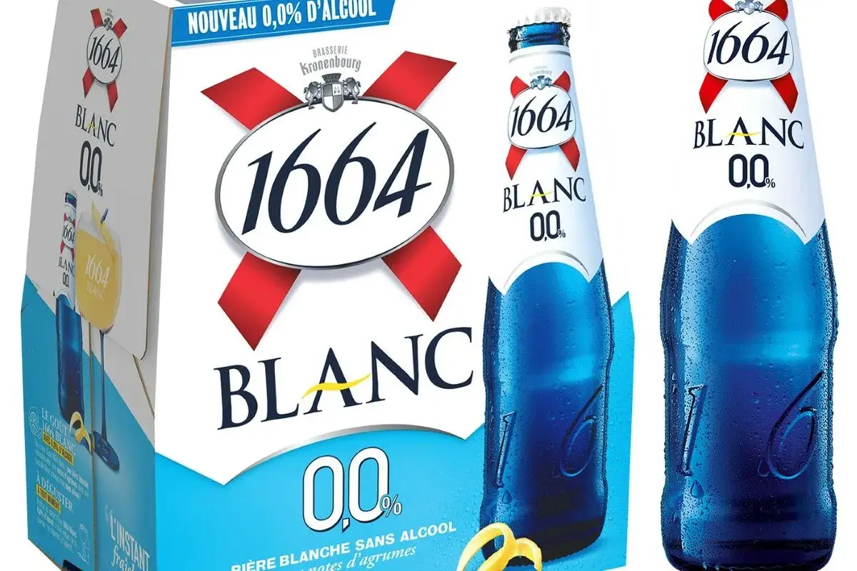 Pack de bière 1664 Blanc 0,0% d'alcool, avec des bouteilles bleues givrées et des zestes de citron. Une alternative sans alcool pour profiter du goût.