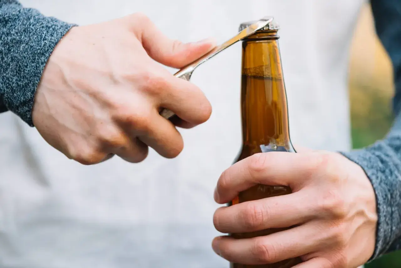 Maintenant, découvrez comment ouvrir une bouteille sans tire-bouchon avec cet outil improvisé.