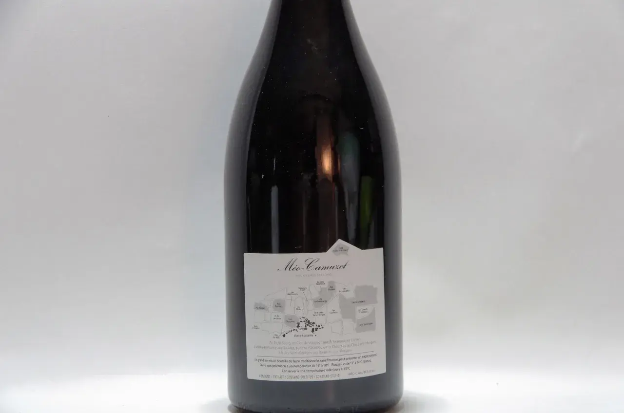 Bouteille de vin du domaine Méo-Camuzet, avec une étiquette détaillée présentant une carte des grands terroirs.