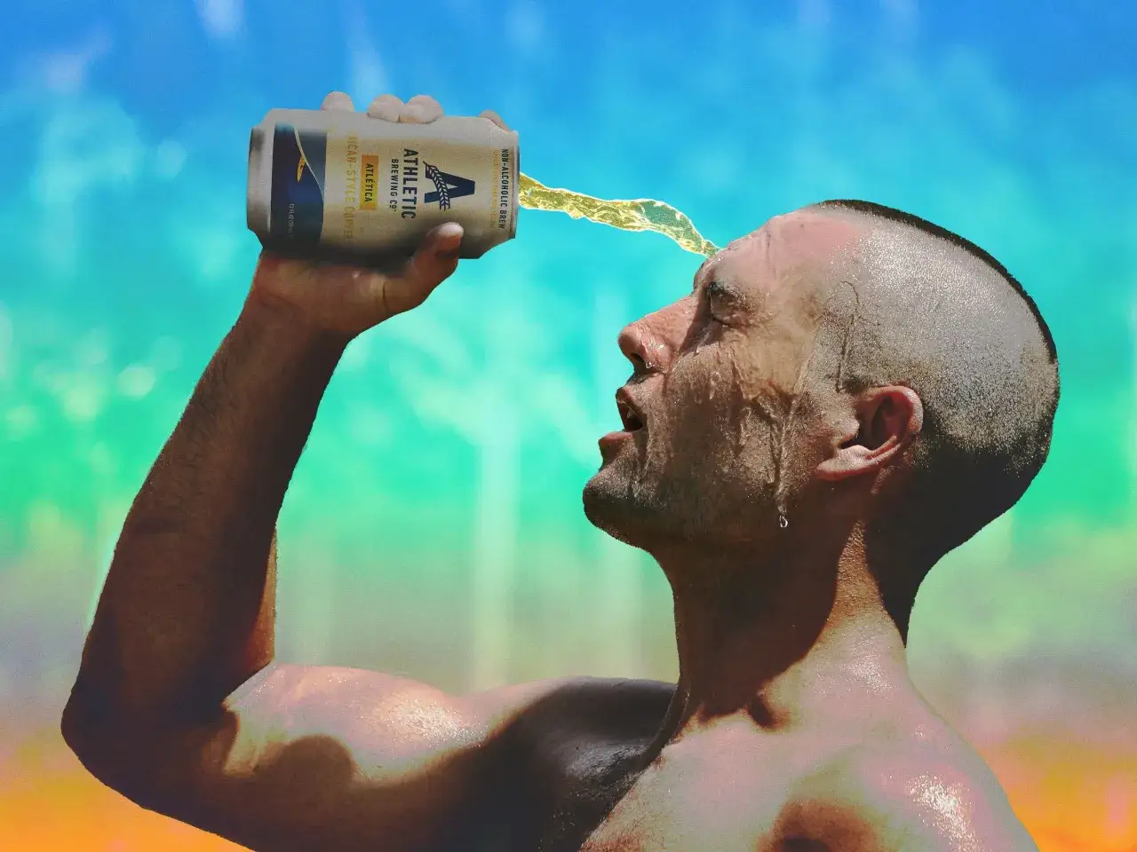 Un homme transpire après le sport, une bière sans alcool lui coule sur le visage.