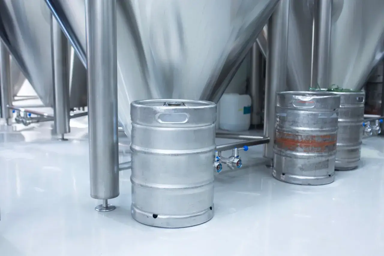 F&ucirc;ts en acier inoxydable dans une brasserie. La dur&eacute;e fut de bi&egrave;re, attendant d'&ecirc;tre remplie.