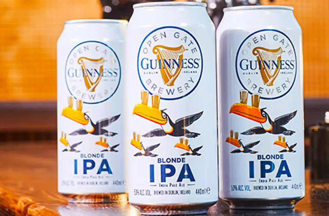 Trois canettes de bi&egrave;re Guinness Blonde IPA, avec des toucans et des oiseaux. Le taux alcool est de 5%.