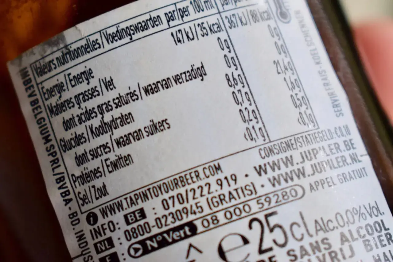 &Eacute;tiquette d'une bi&egrave;re sans alcool, indiquant 88 kcal pour 100 ml. Id&eacute;al pour ceux qui surveillent leur apport calorique.