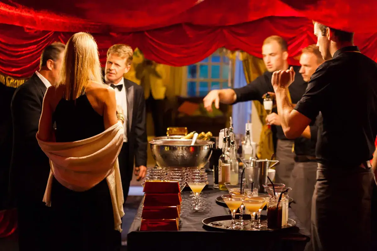 Un ap&eacute;ro James Bond chic avec des cocktails &eacute;l&eacute;gants et des invit&eacute;s en tenue de soir&eacute;e.