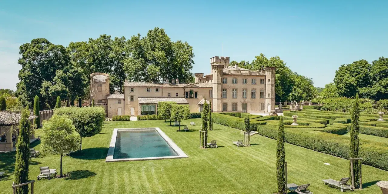 Magnifique ch&acirc;teau de Beaulieu, un lieu de r&ecirc;ve qui pourrait accueillir Nicolas Sarkozy pour des vacances paisibles. Piscine, jardins &agrave; la fran&ccedil;aise et verdure luxuriante.