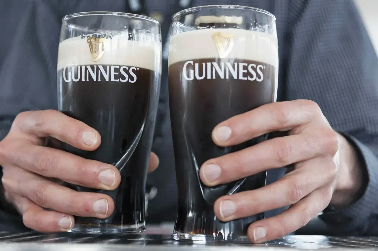 Deux verres de Guinness, la célèbre stout irlandaise, avec leur mousse crémeuse. Le degré alcool de la Guinness est d'environ 4,2%.