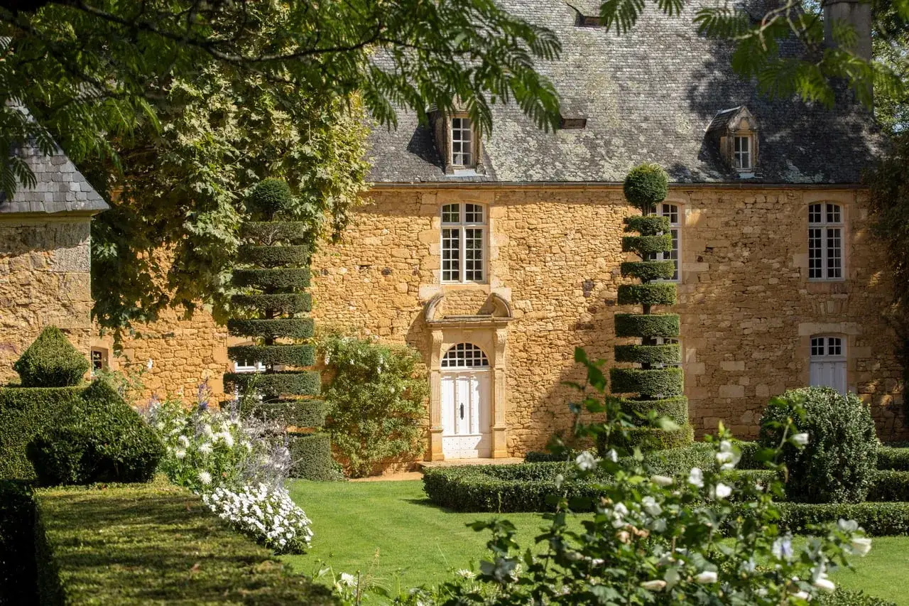 Un manoir en pierre dor&eacute;e avec un jardin &agrave; la fran&ccedil;aise. On imagine George Clooney y d&eacute;guster son vin.