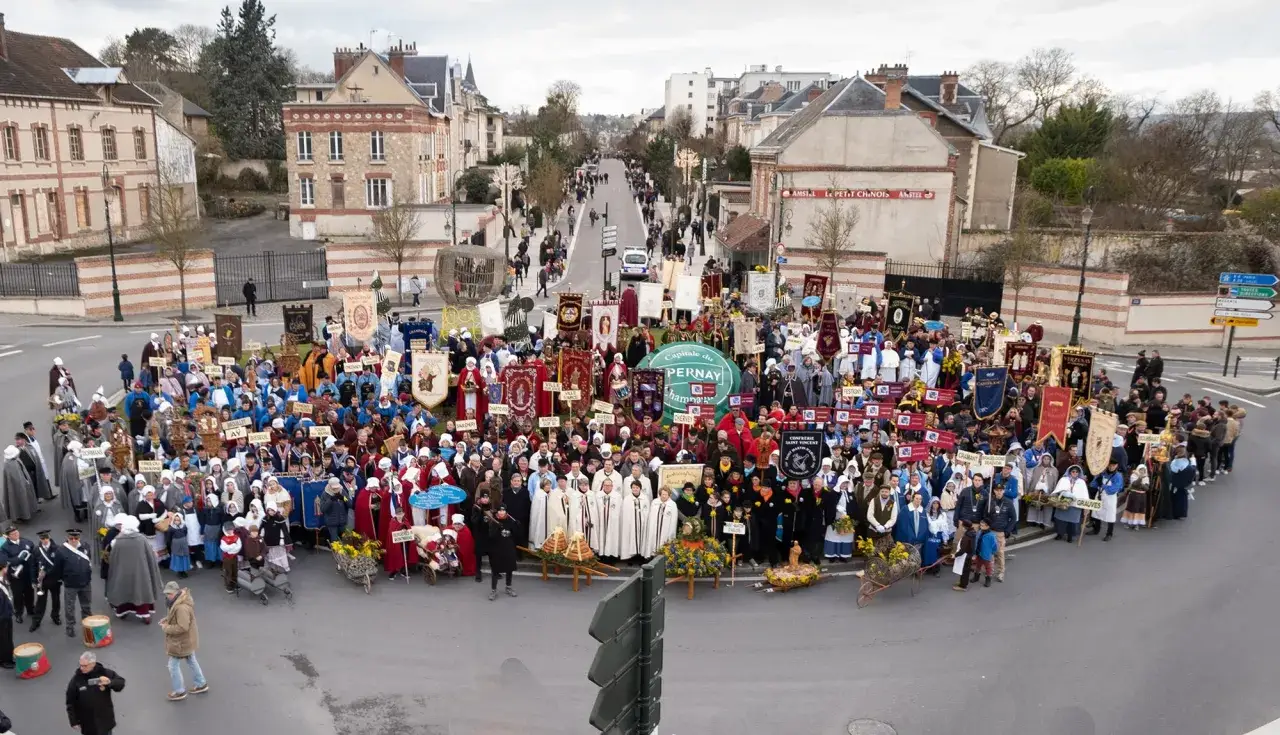 Grande procession &agrave; Pernay, capitale du Champagne, pour la f&ecirc;te de la saint Vincent. Des confr&eacute;ries d&eacute;filent avec banni&egrave;res et costumes traditionnels.