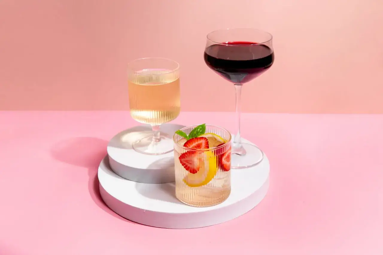 Trois verres de boissons : un cocktail fruité, un vin blanc et un vin rouge. L'envie de boire du rosé tous les jours est forte.