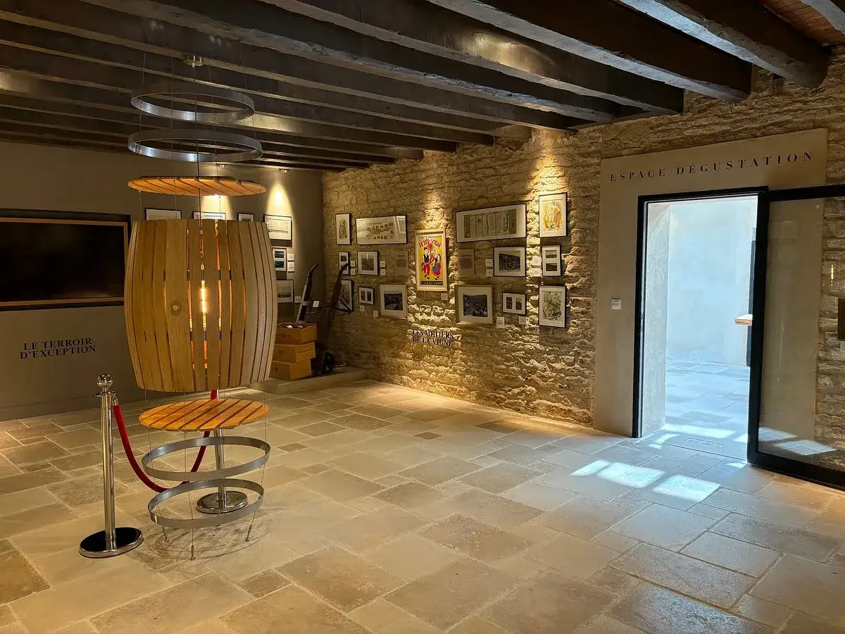 L'espace d&eacute;gustation de la Maison Champy, avec son d&eacute;cor en pierre et bois, invite &agrave; la d&eacute;couverte.