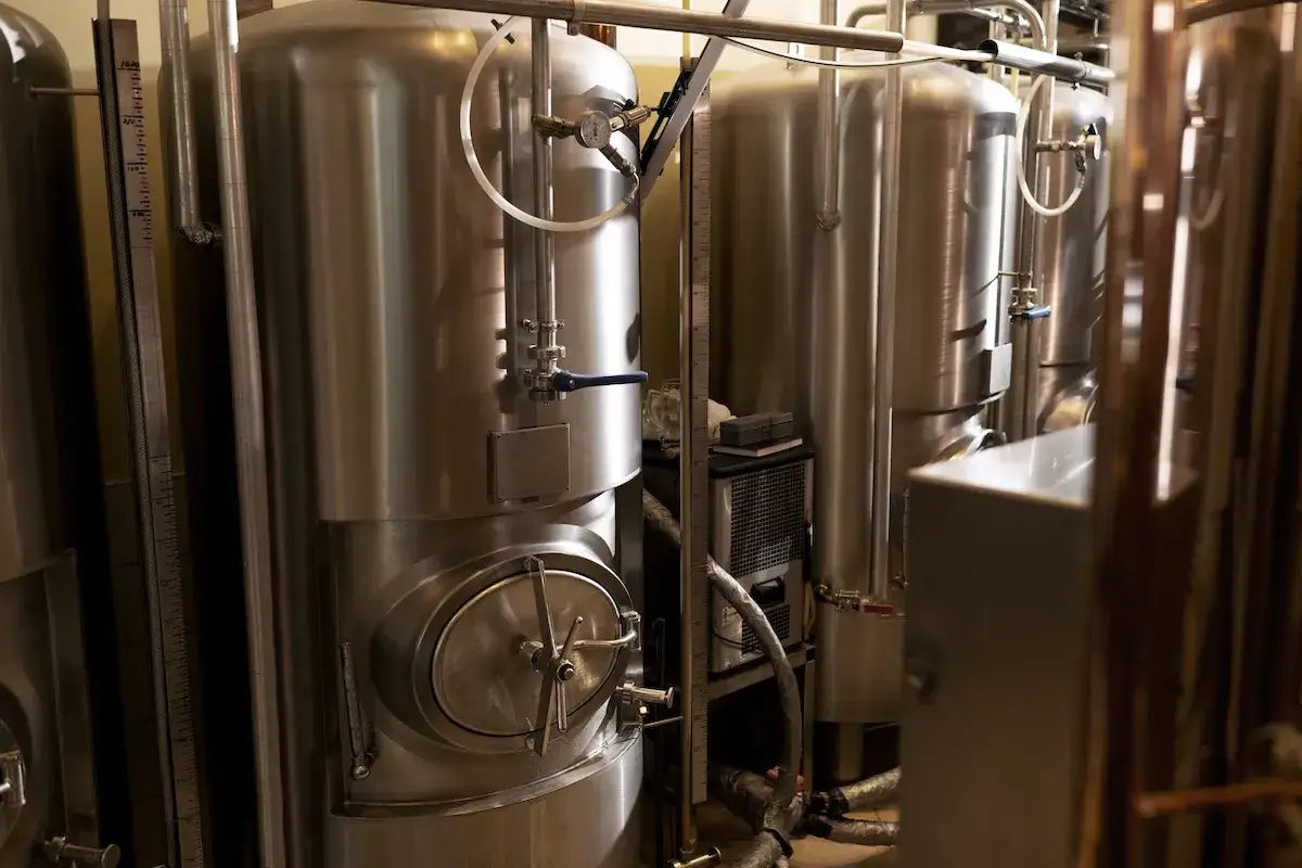 Cuves en acier inoxydable pour la bi&egrave;re fermentation haute, avec vannes et indicateurs de niveau.