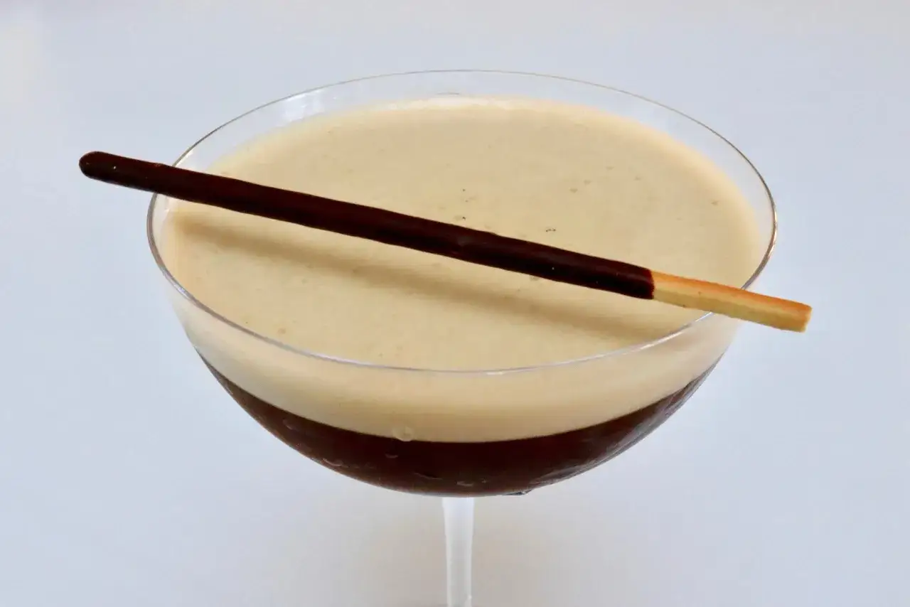 Un verre de martini &agrave; l'espresso, garni d'un b&acirc;tonnet de biscuit au chocolat. Une recette parfaite pour un dessert.